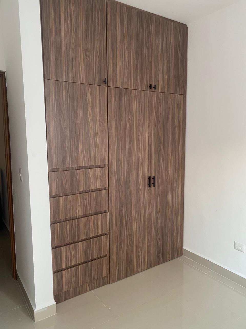 Closet terminado por Lux Interiores